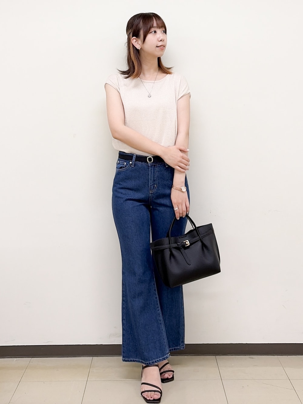 ピンク系のニット/セーター、ブルー系のデニムパンツ、ブラック系のトートバッグを着用したレディースの夏コーディネートの4枚目の写真