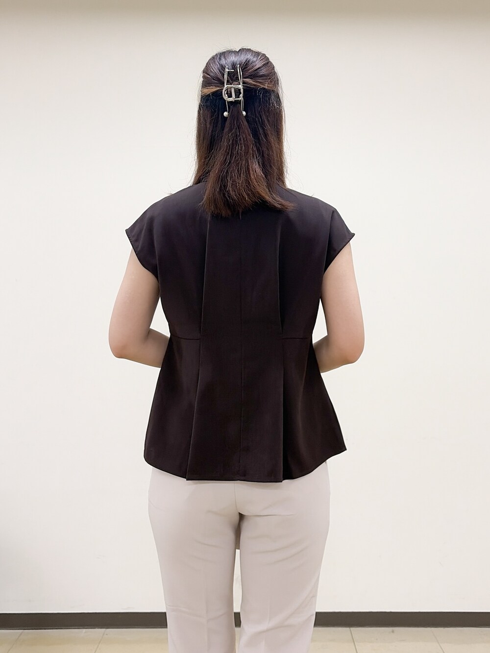 ブラウン系のシャツ/ブラウス、グレー系のトートバッグ、レッド系のパンプスを着用したレディースの夏コーディネートの7枚目の写真