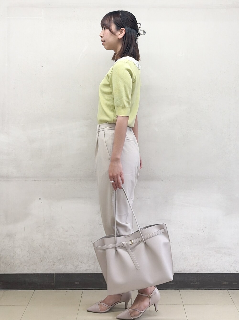 ベージュ系のその他パンツ、ホワイト系のスカート、ベージュ系のパンプスを着用したレディースの春コーディネートの3枚目の写真