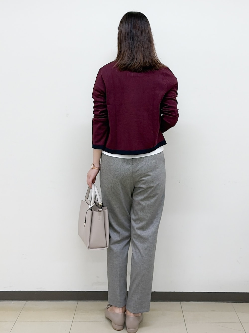 レッド系のカーディガン/ボレロ、ホワイト系のTシャツ/カットソー、ブラック系のその他パンツを着用したレディースの秋コーディネートの5枚目の写真