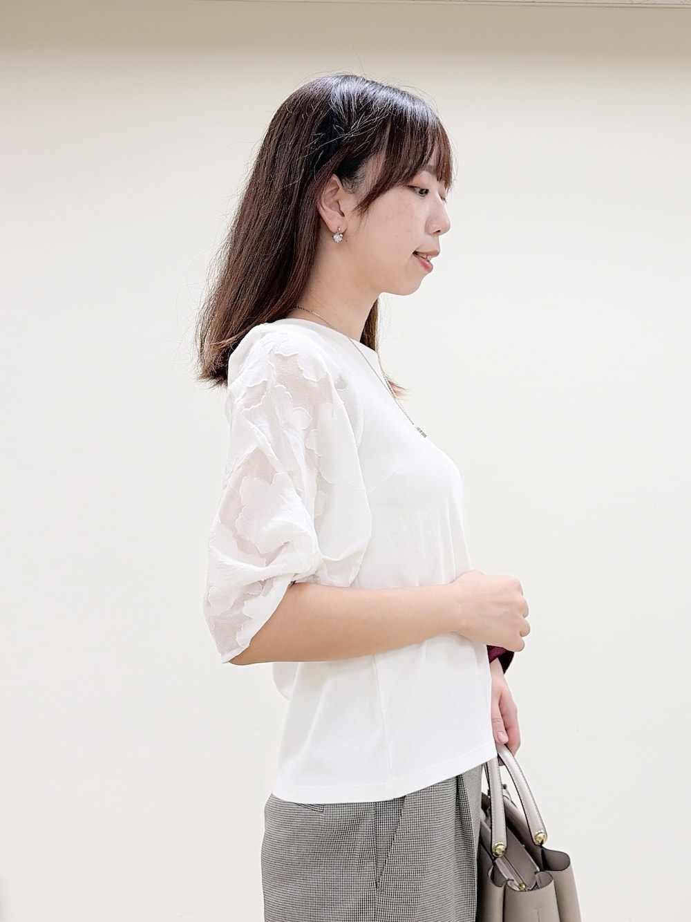 レッド系のカーディガン/ボレロ、ホワイト系のTシャツ/カットソー、ブラック系のその他パンツを着用したレディースの秋コーディネートの10枚目の写真
