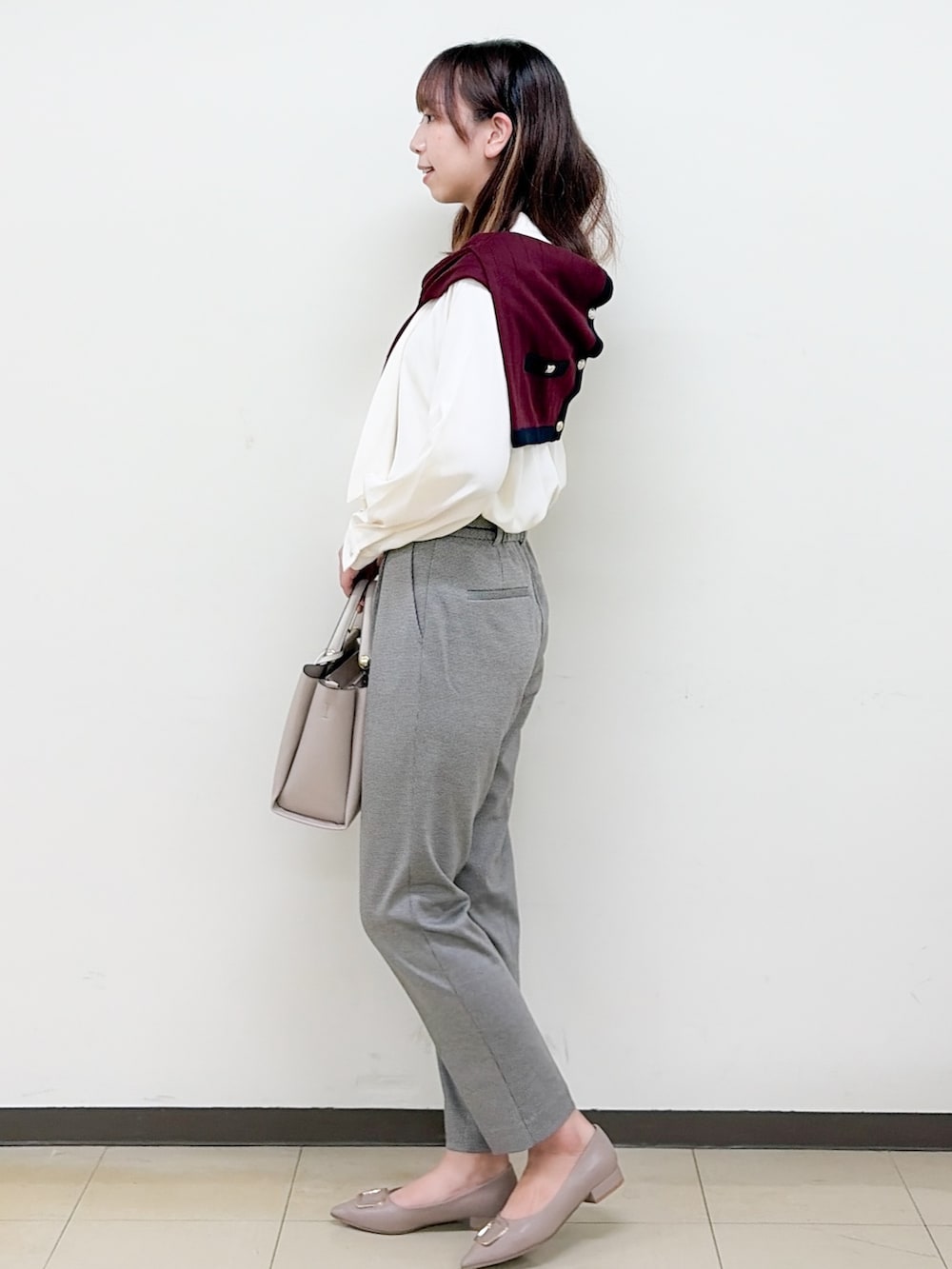 レッド系のカーディガン/ボレロ、ホワイト系のシャツ/ブラウス、ブラック系のその他パンツを着用したレディースの秋コーディネートの4枚目の写真