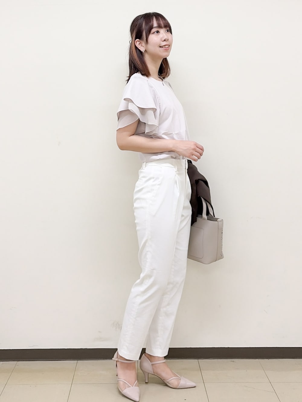 ベージュ系のTシャツ/カットソー、ホワイト系のその他パンツ、ベージュ系のトートバッグを着用したレディースの夏コーディネートの2枚目の写真