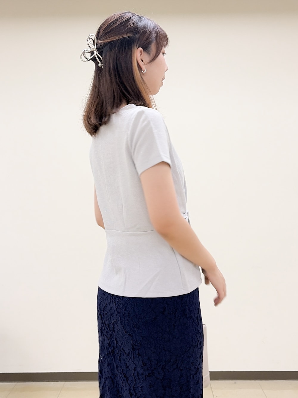 ブルー系のTシャツ/カットソー、グレー系のトートバッグ、レッド系のパンプスを着用したレディースの夏コーディネートの6枚目の写真