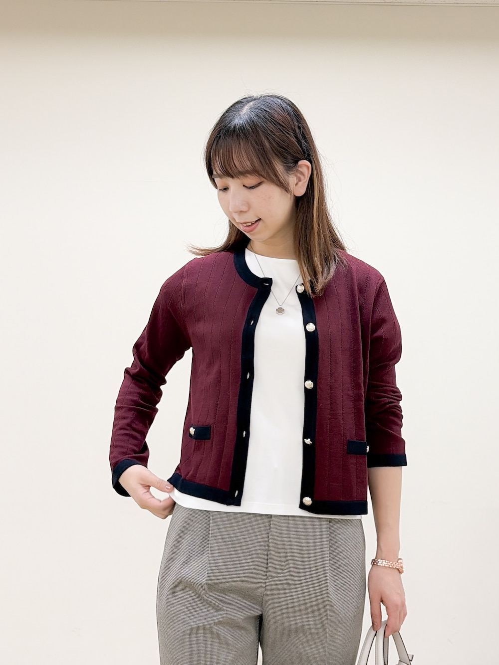 レッド系のカーディガン/ボレロ、ホワイト系のTシャツ/カットソー、ブラック系のその他パンツを着用したレディースの秋コーディネートの6枚目の写真