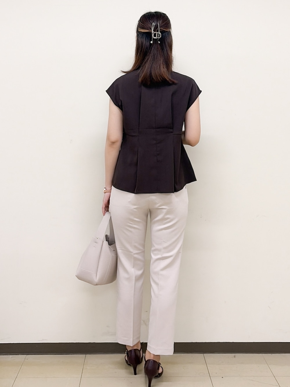 ブラウン系のシャツ/ブラウス、グレー系のトートバッグ、レッド系のパンプスを着用したレディースの夏コーディネートの4枚目の写真