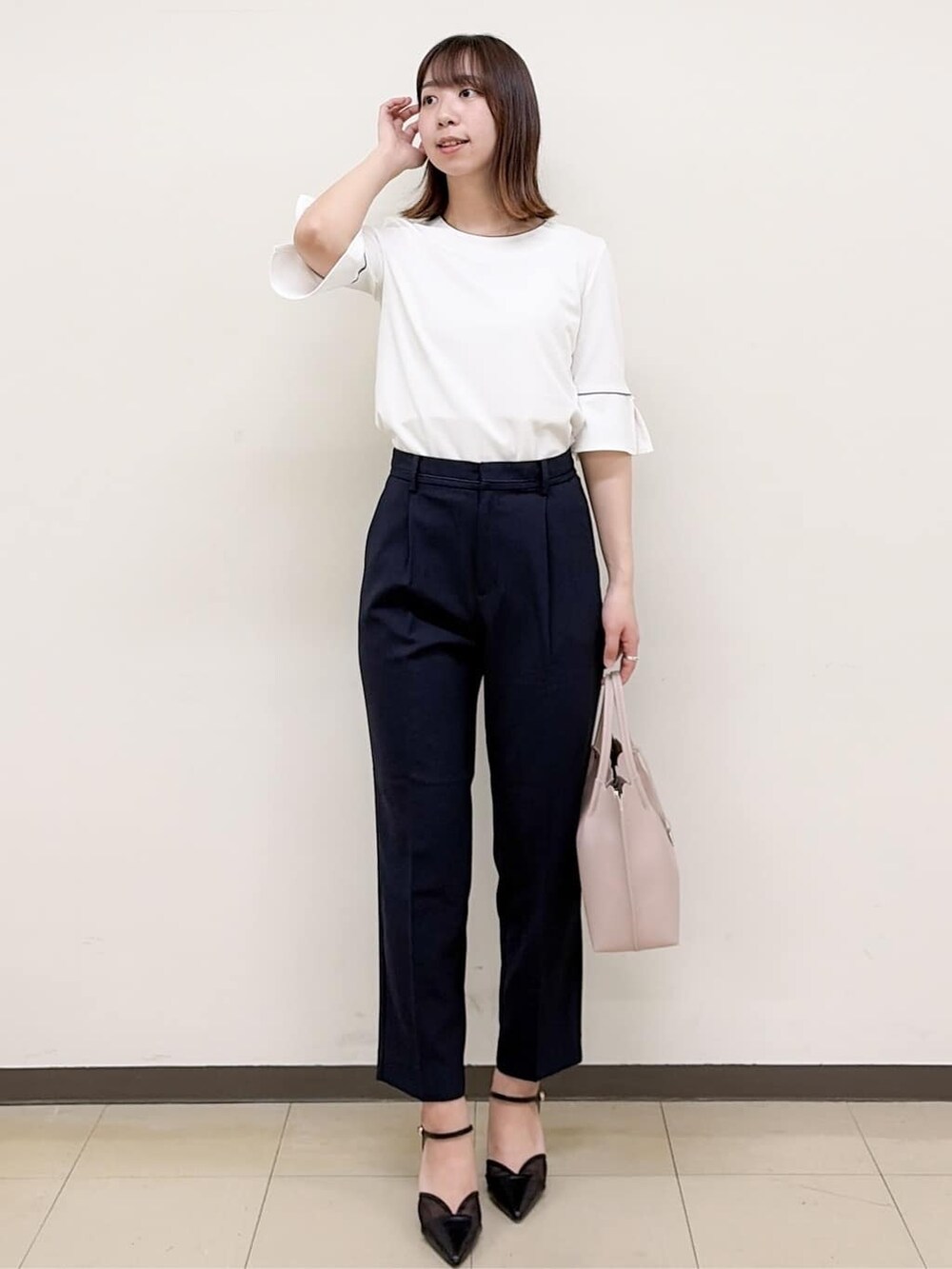 ブルー系のその他パンツ、ブラック系のパンプス、ブラック系のショルダーバッグを着用したレディースの春コーディネートの7枚目の写真