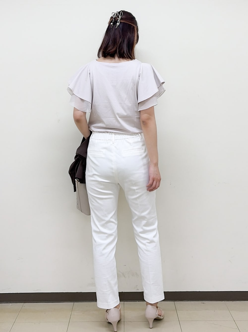 ベージュ系のTシャツ/カットソー、ホワイト系のその他パンツ、ベージュ系のトートバッグを着用したレディースの夏コーディネートの3枚目の写真