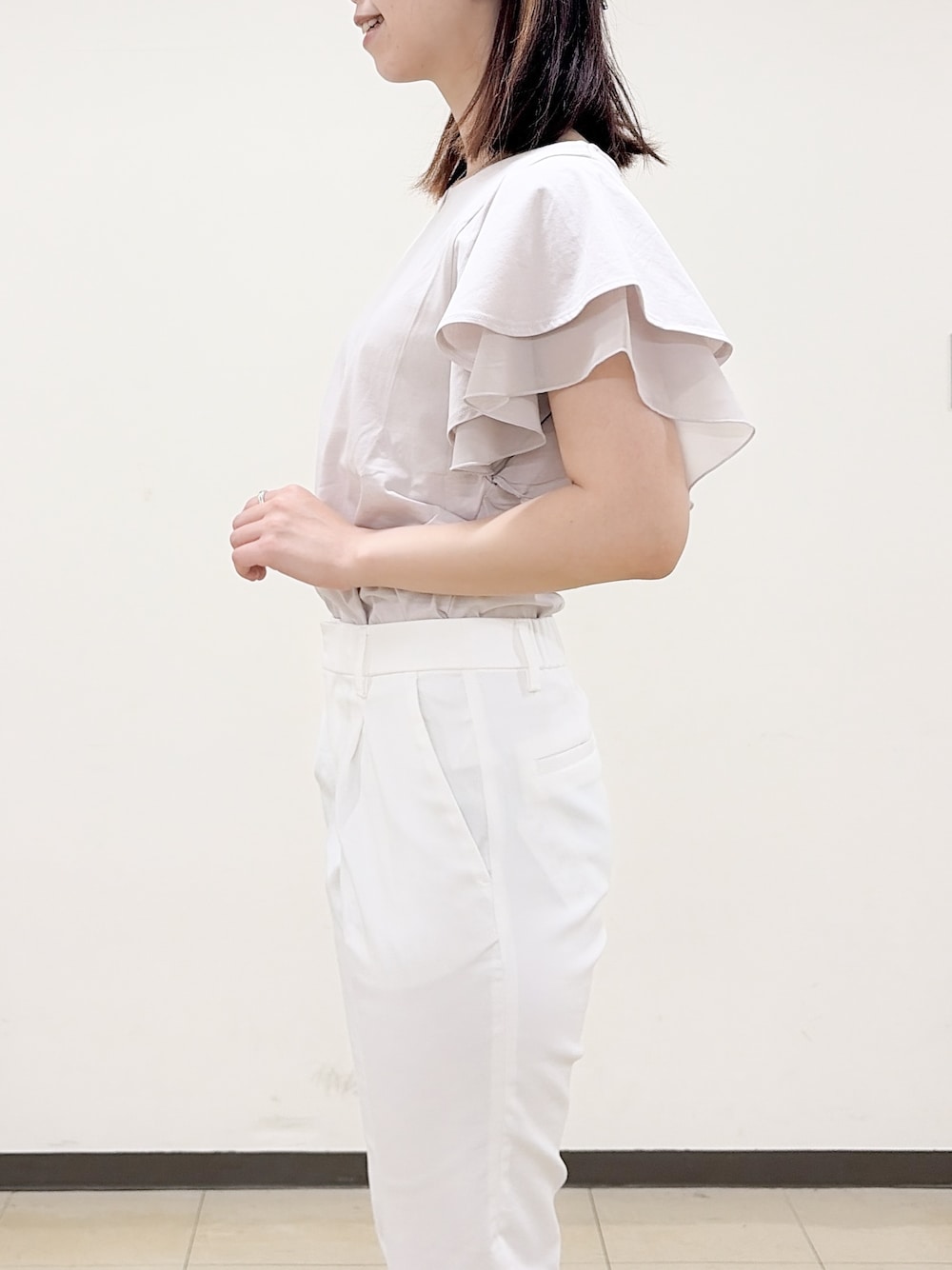ベージュ系のTシャツ/カットソー、ホワイト系のその他パンツ、ベージュ系のトートバッグを着用したレディースの夏コーディネートの5枚目の写真