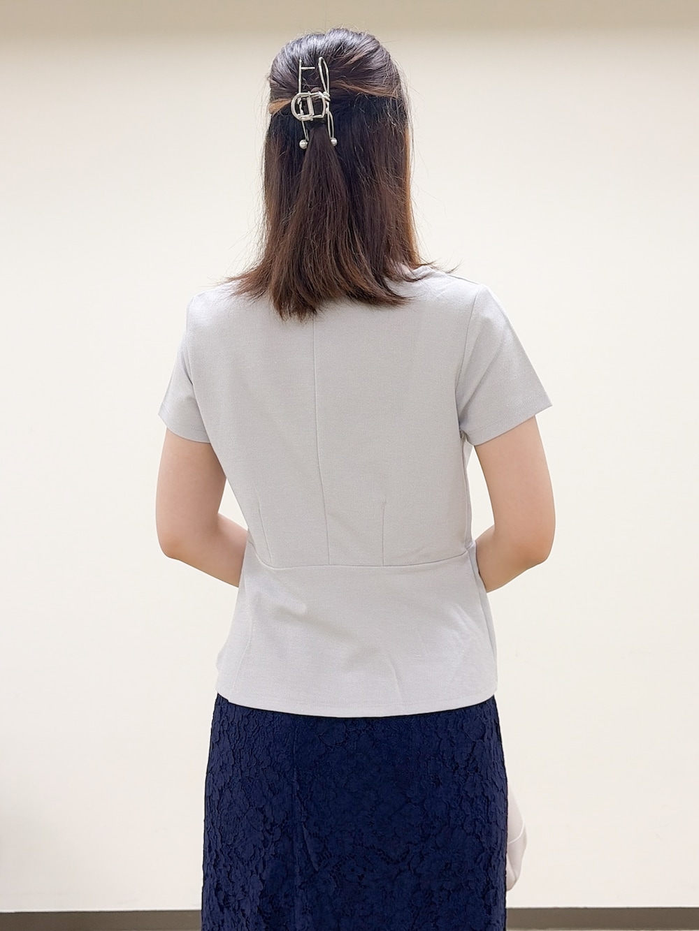 ブルー系のTシャツ/カットソー、グレー系のトートバッグ、レッド系のパンプスを着用したレディースの夏コーディネートの7枚目の写真