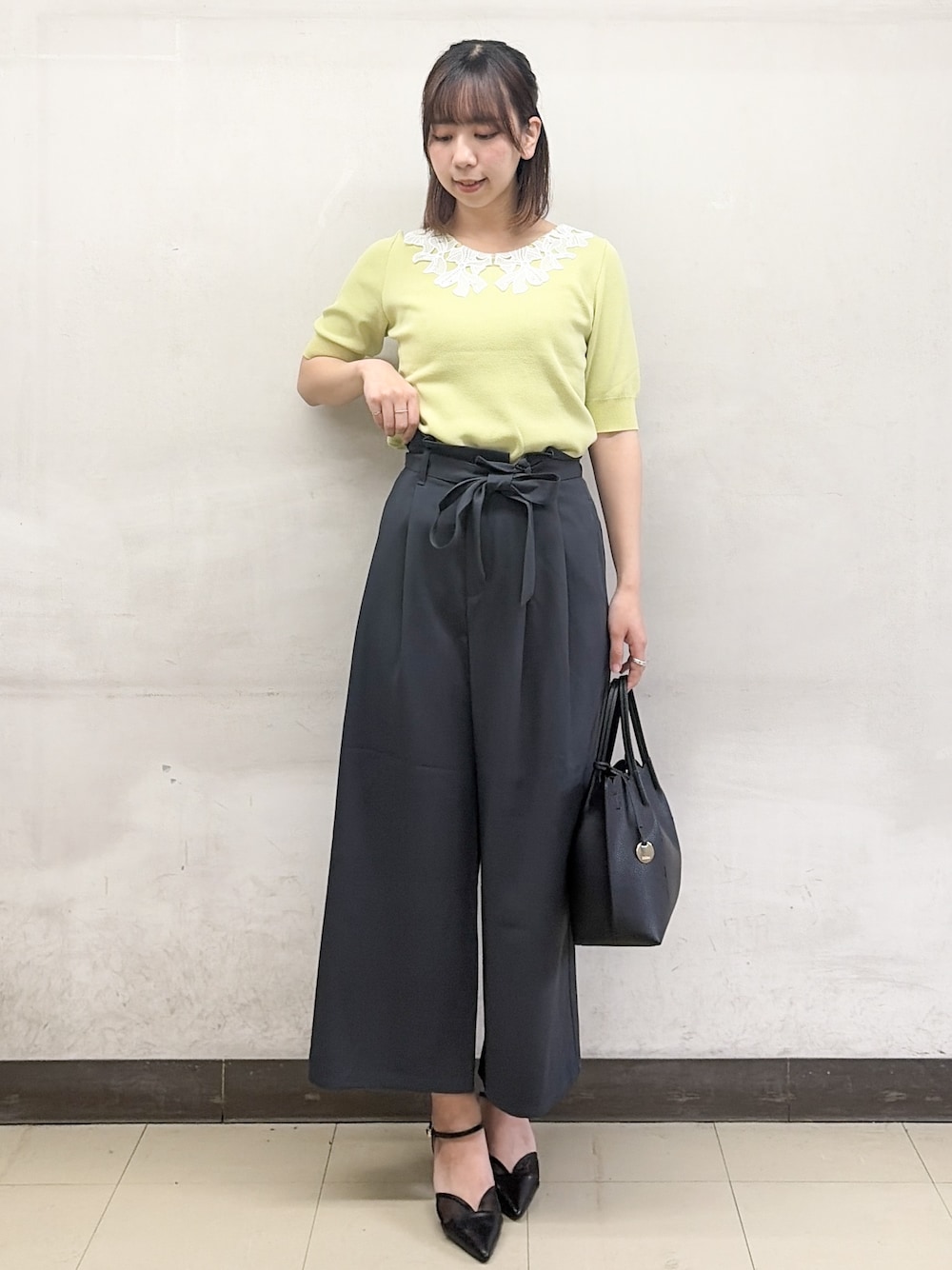 ベージュ系のその他パンツ、ホワイト系のスカート、ベージュ系のパンプスを着用したレディースの春コーディネートの5枚目の写真