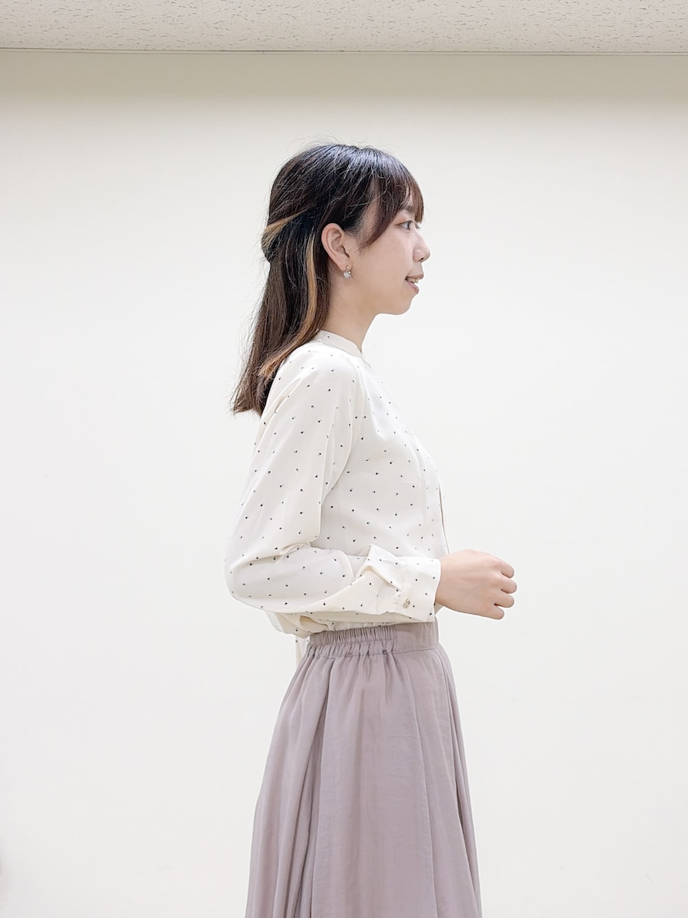 ベージュ系のシャツ/ブラウス、ベージュ系のスカート、ベージュ系のトートバッグを着用したレディースの秋コーディネートの6枚目の写真