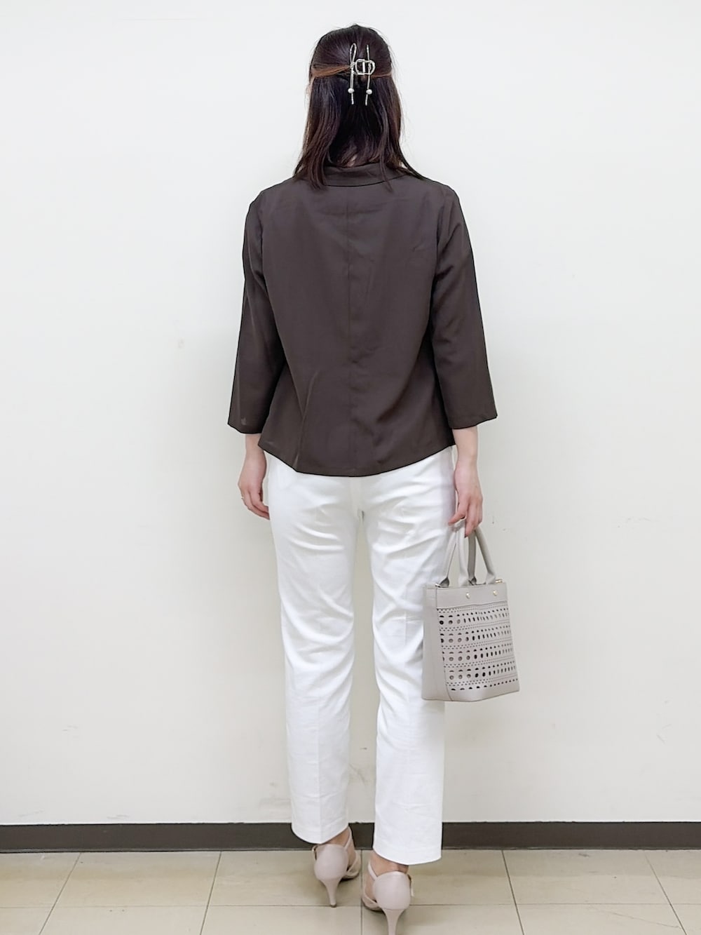 ベージュ系のTシャツ/カットソー、ホワイト系のその他パンツ、ベージュ系のトートバッグを着用したレディースの夏コーディネートの7枚目の写真