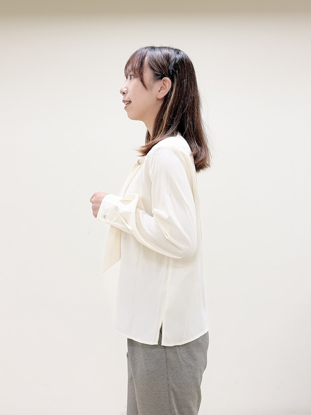 レッド系のカーディガン/ボレロ、ホワイト系のシャツ/ブラウス、ブラック系のその他パンツを着用したレディースの秋コーディネートの7枚目の写真
