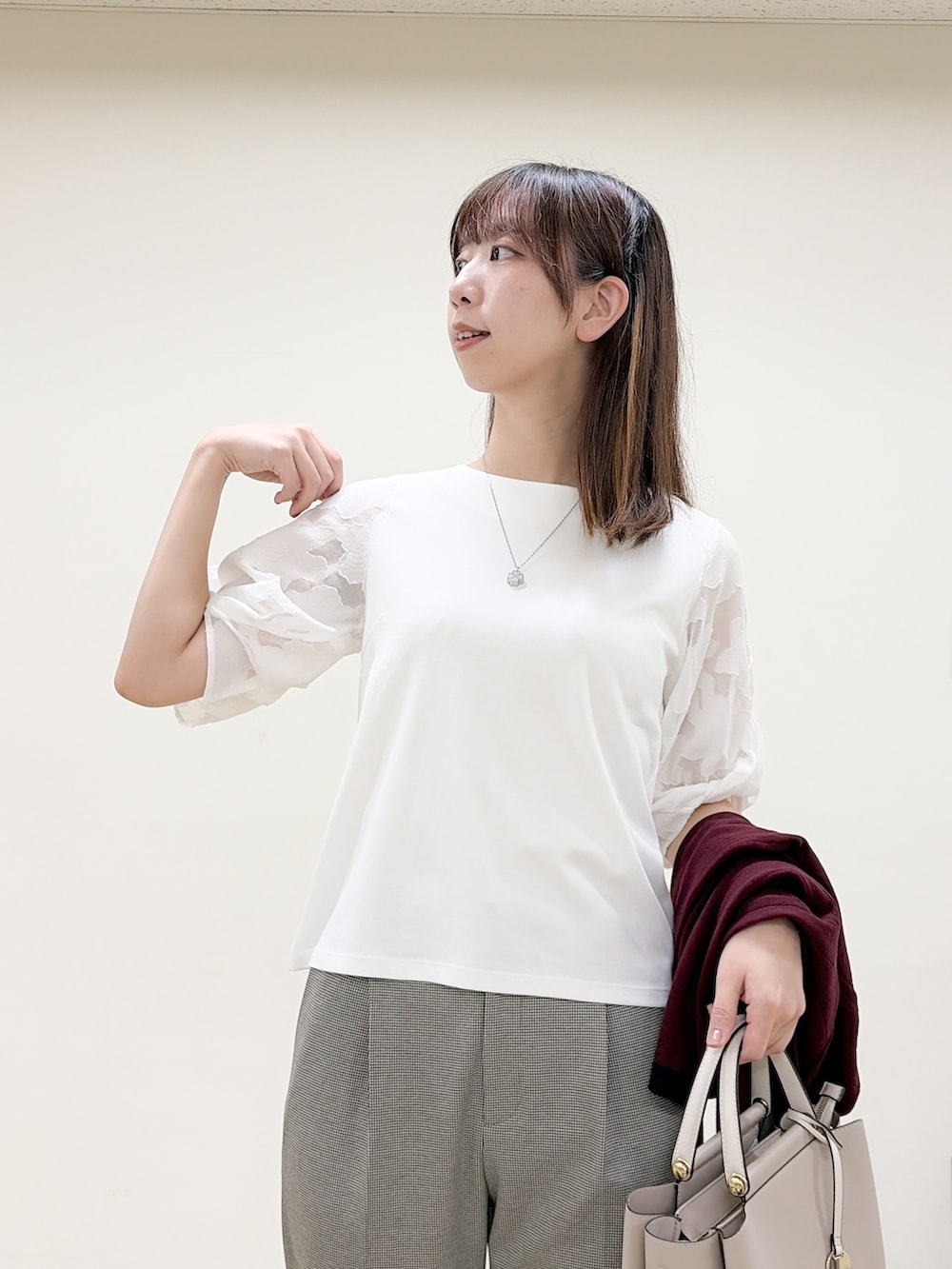 レッド系のカーディガン/ボレロ、ホワイト系のTシャツ/カットソー、ブラック系のその他パンツを着用したレディースの秋コーディネートの9枚目の写真