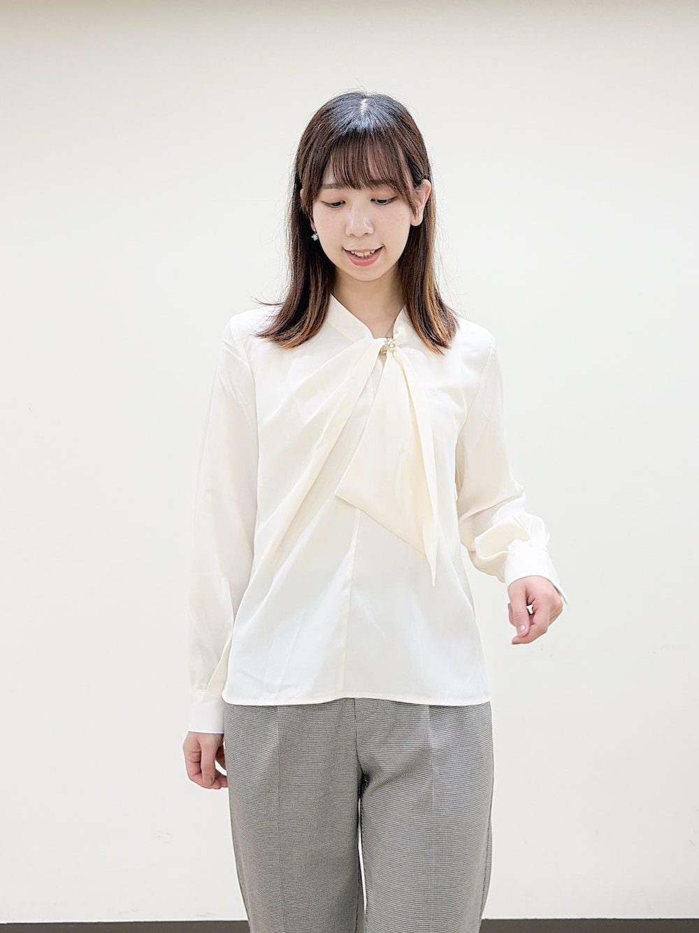レッド系のカーディガン/ボレロ、ホワイト系のシャツ/ブラウス、ブラック系のその他パンツを着用したレディースの秋コーディネートの6枚目の写真