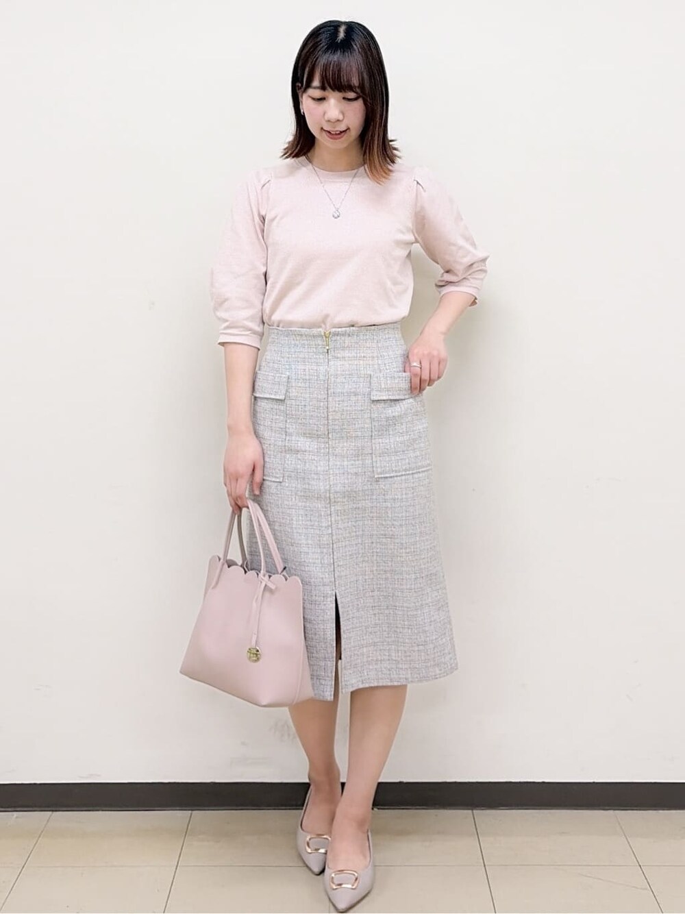 ベージュ系のパンプス、ベージュ系のスカート、ピンク系のニット/セーターを着用したレディースの春コーディネートの7枚目の写真