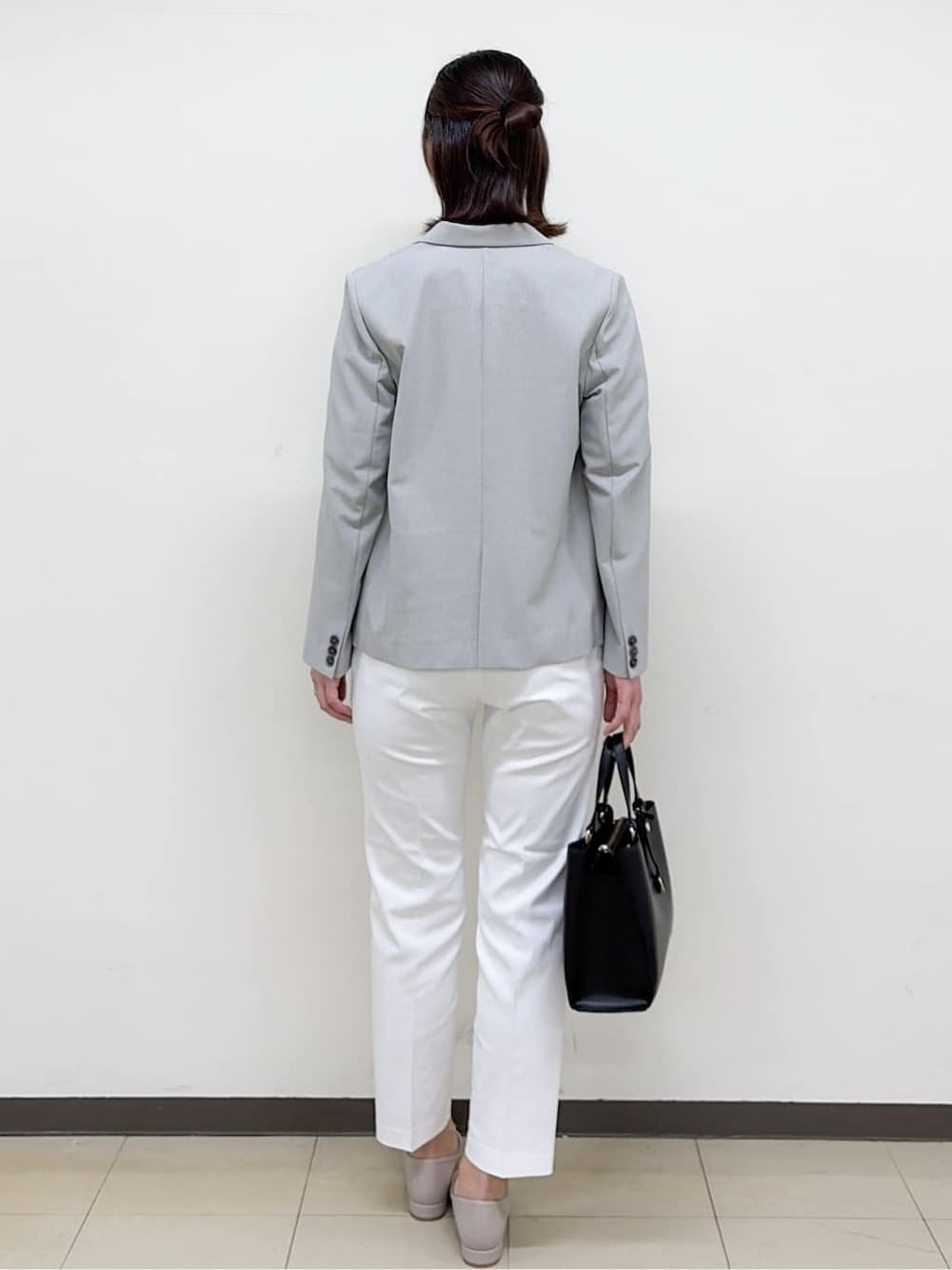 ベージュ系のパンプス、ブルー系のシャツ/ブラウス、グレー系のテーラードジャケットを着用したレディースの春コーディネートの4枚目の写真