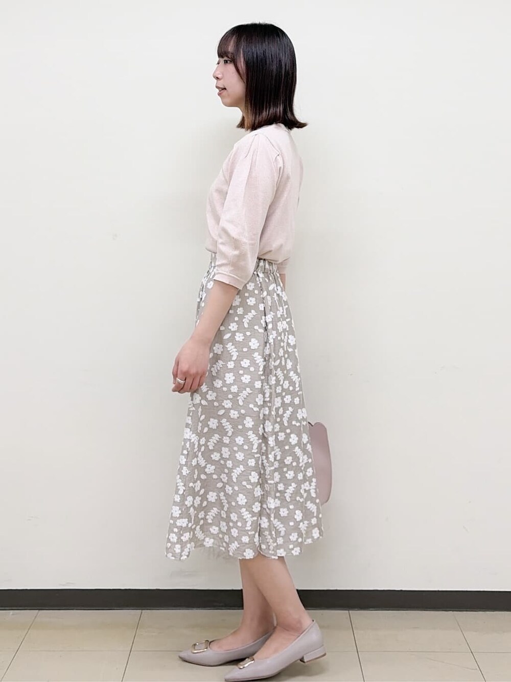 ベージュ系のパンプス、ベージュ系のスカート、ピンク系のニット/セーターを着用したレディースの春コーディネートの4枚目の写真