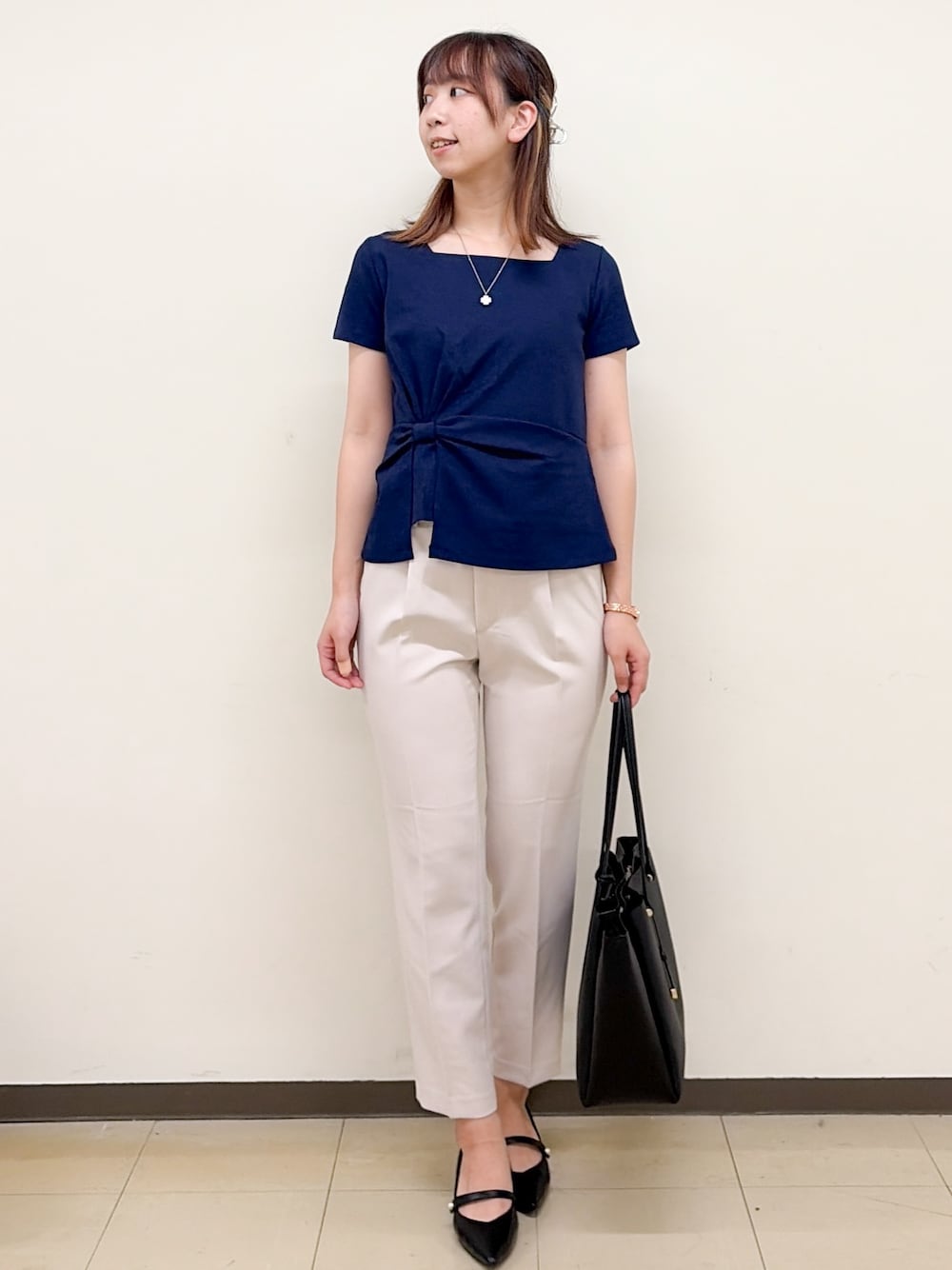 ブルー系のTシャツ/カットソー、グレー系のトートバッグ、レッド系のパンプスを着用したレディースの夏コーディネートの8枚目の写真