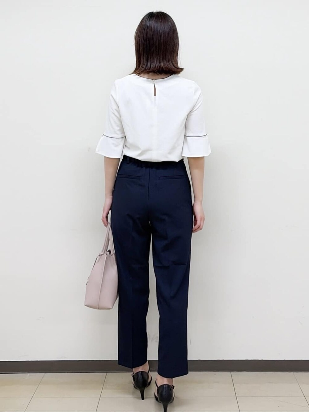 ブルー系のその他パンツ、ブラック系のパンプス、ブラック系のショルダーバッグを着用したレディースの春コーディネートの9枚目の写真