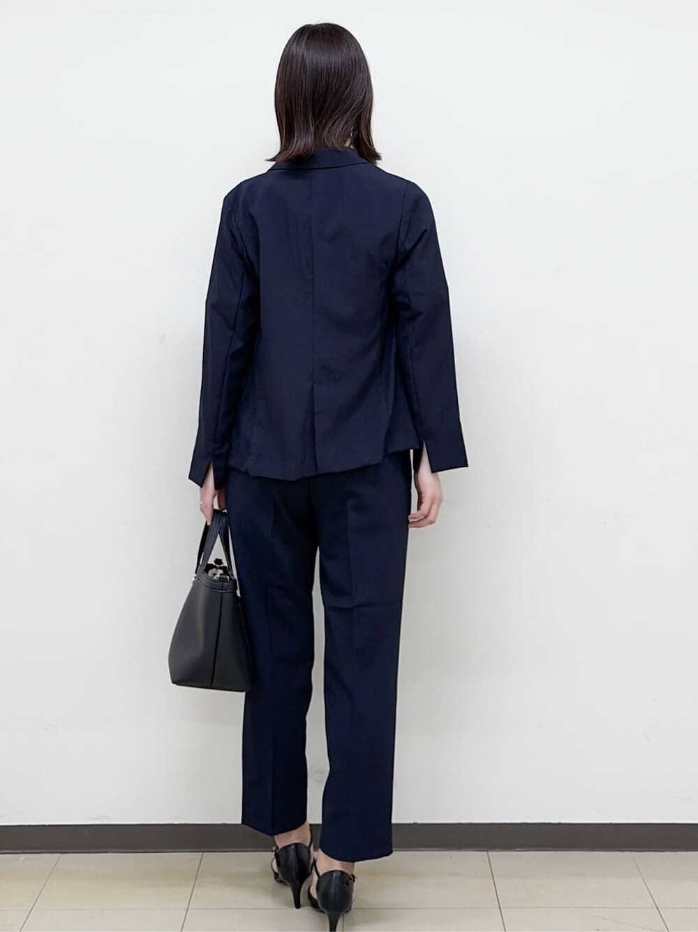 ブルー系のその他パンツ、ブラック系のパンプス、ブラック系のショルダーバッグを着用したレディースの春コーディネートの5枚目の写真