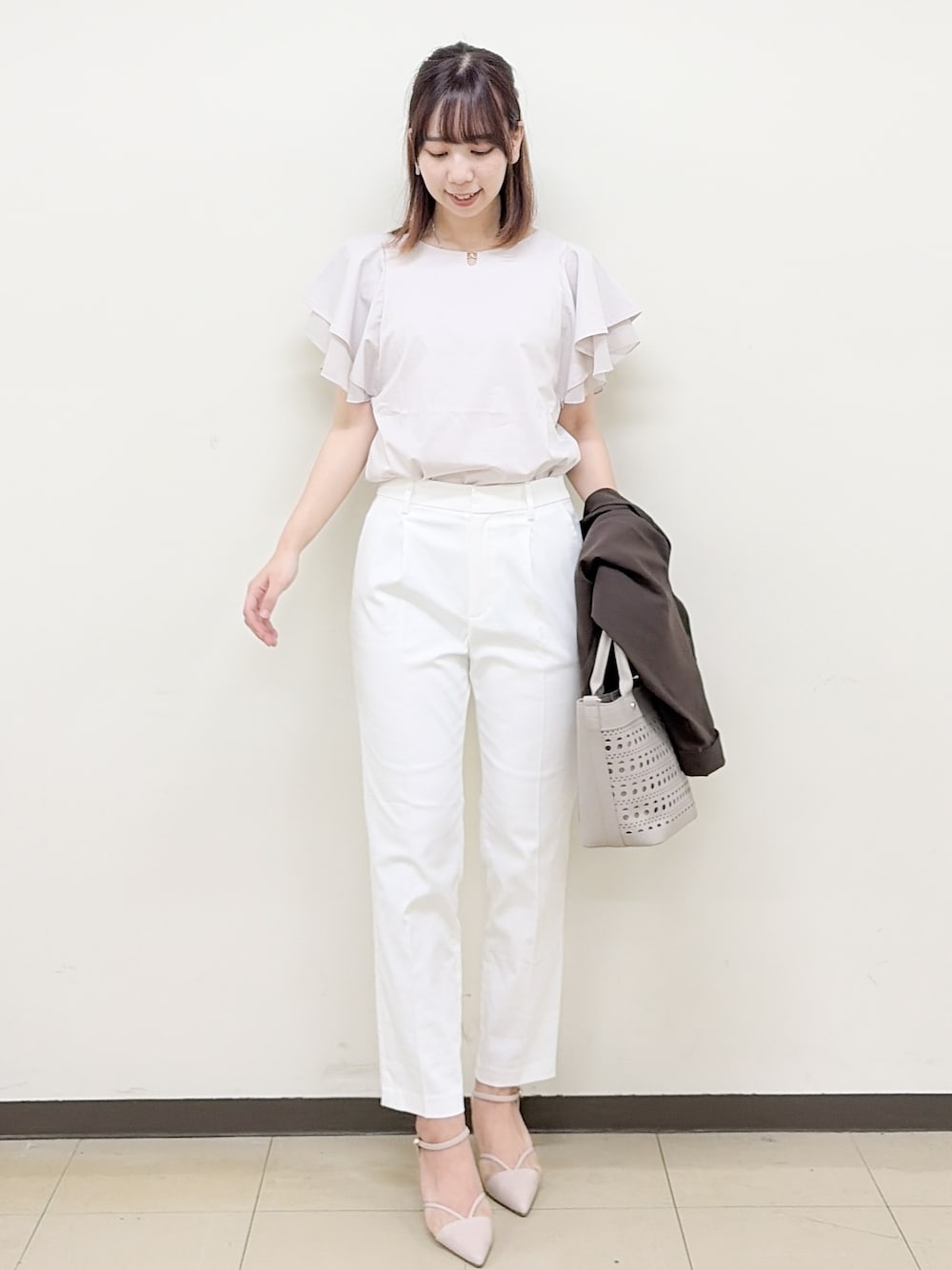 ベージュ系のTシャツ/カットソー、ホワイト系のその他パンツ、ベージュ系のトートバッグを着用したレディースの夏コーディネートの4枚目の写真