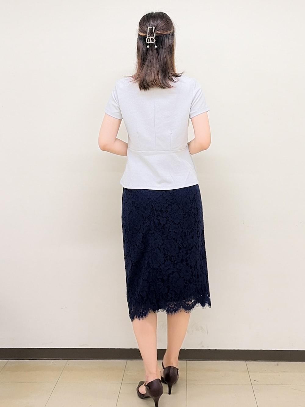 ブルー系のTシャツ/カットソー、グレー系のトートバッグ、レッド系のパンプスを着用したレディースの夏コーディネートの4枚目の写真