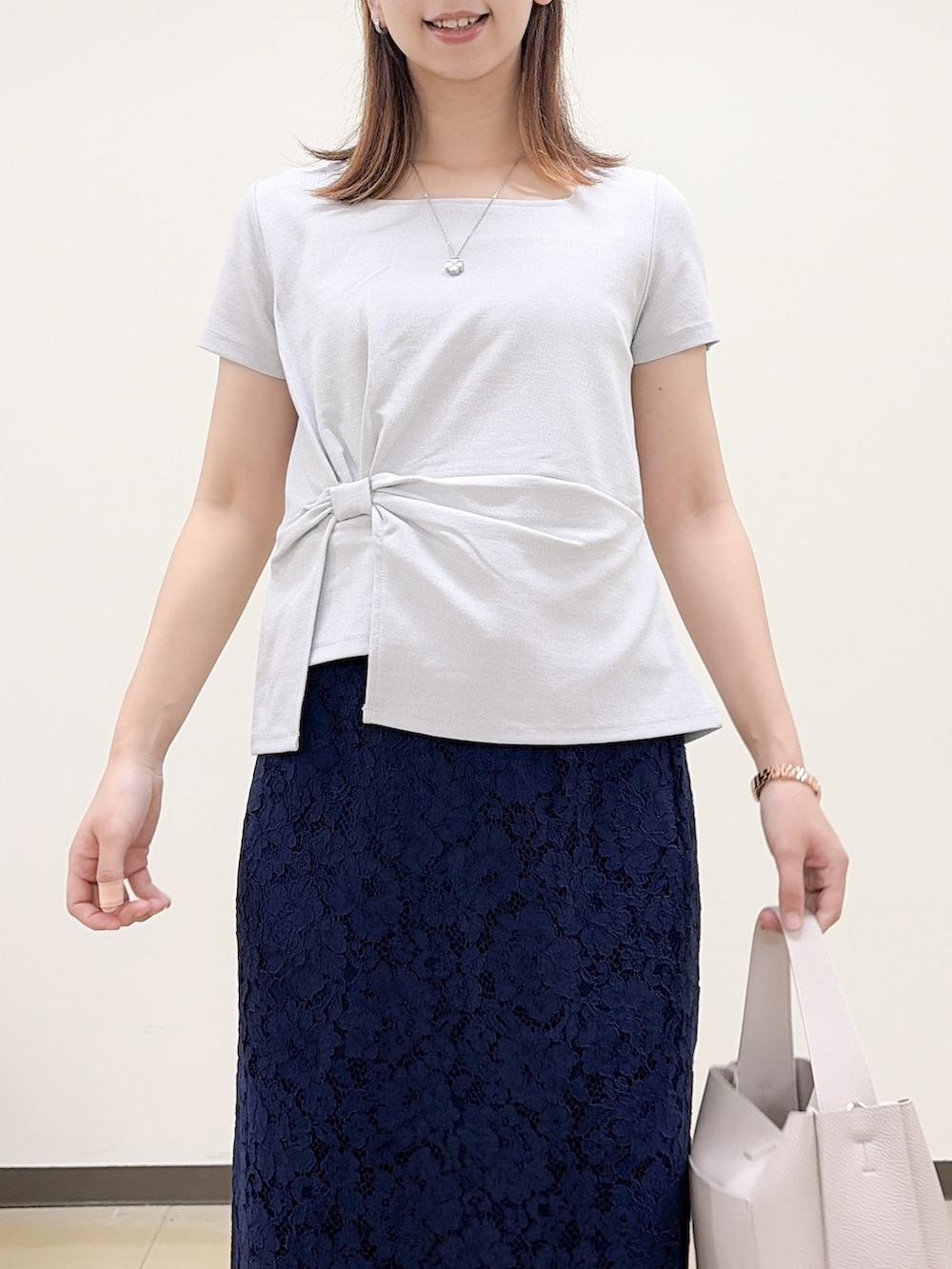 ブルー系のTシャツ/カットソー、グレー系のトートバッグ、レッド系のパンプスを着用したレディースの夏コーディネートの5枚目の写真