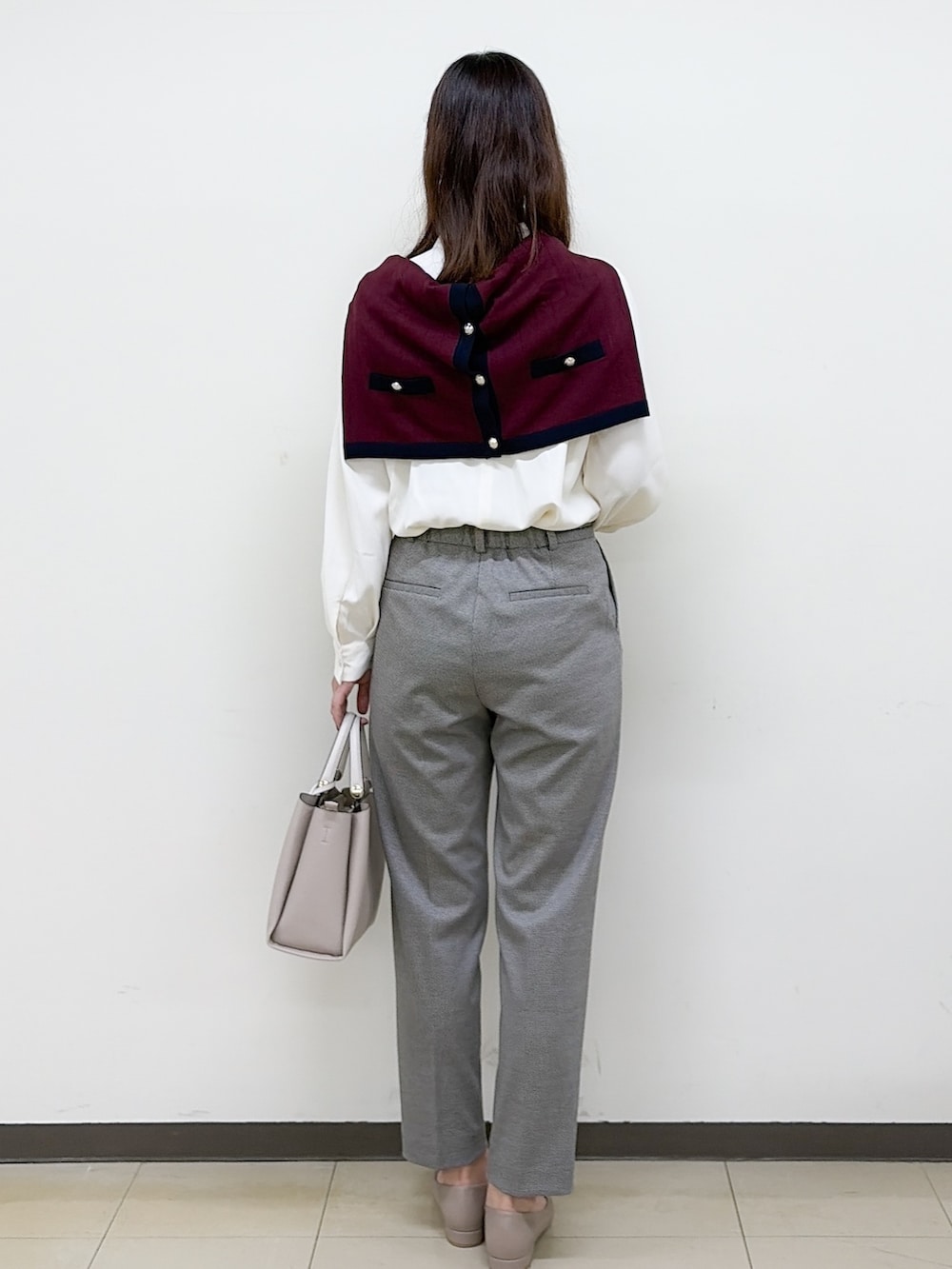 レッド系のカーディガン/ボレロ、ホワイト系のシャツ/ブラウス、ブラック系のその他パンツを着用したレディースの秋コーディネートの5枚目の写真