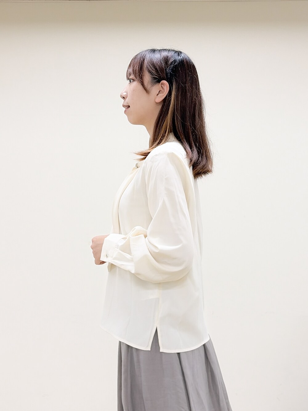 ホワイト系のシャツ/ブラウス、ブラック系のトートバッグ、ブラック系のパンプスを着用したレディースの秋コーディネートの7枚目の写真