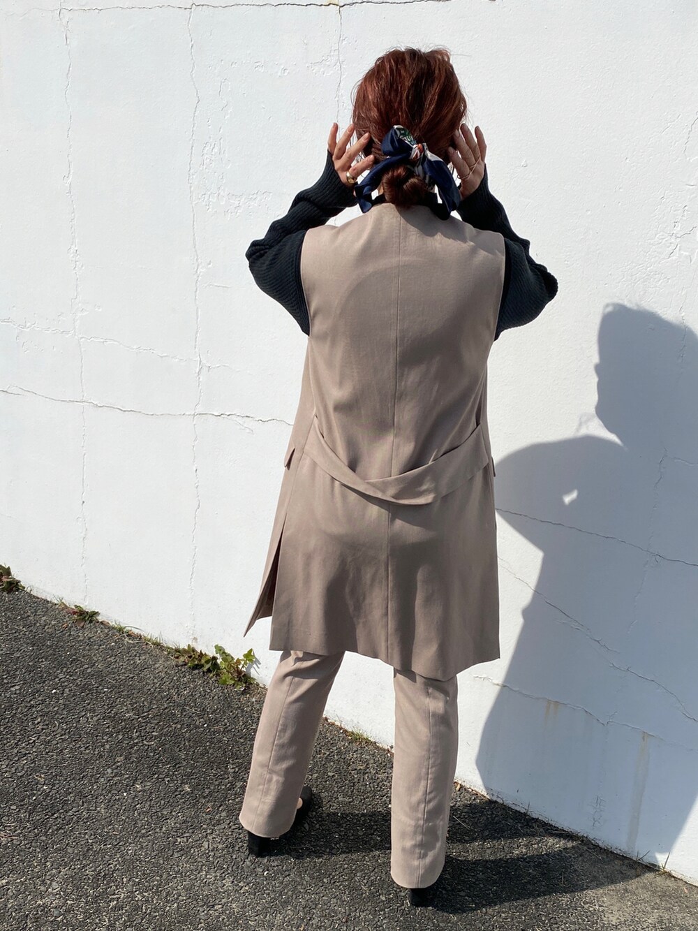 ブラック系のトップス、ベージュ系のベスト、その他のその他ヘアアクセサリーを着用したレディースの冬コーディネートの5枚目の写真