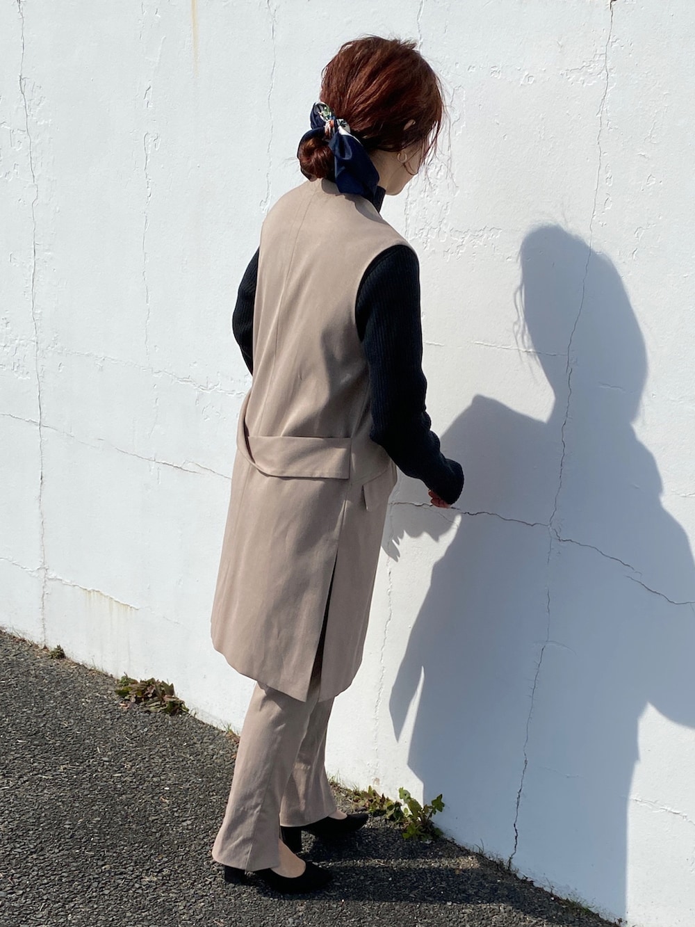 ブラック系のトップス、ベージュ系のベスト、その他のその他ヘアアクセサリーを着用したレディースの冬コーディネートの4枚目の写真