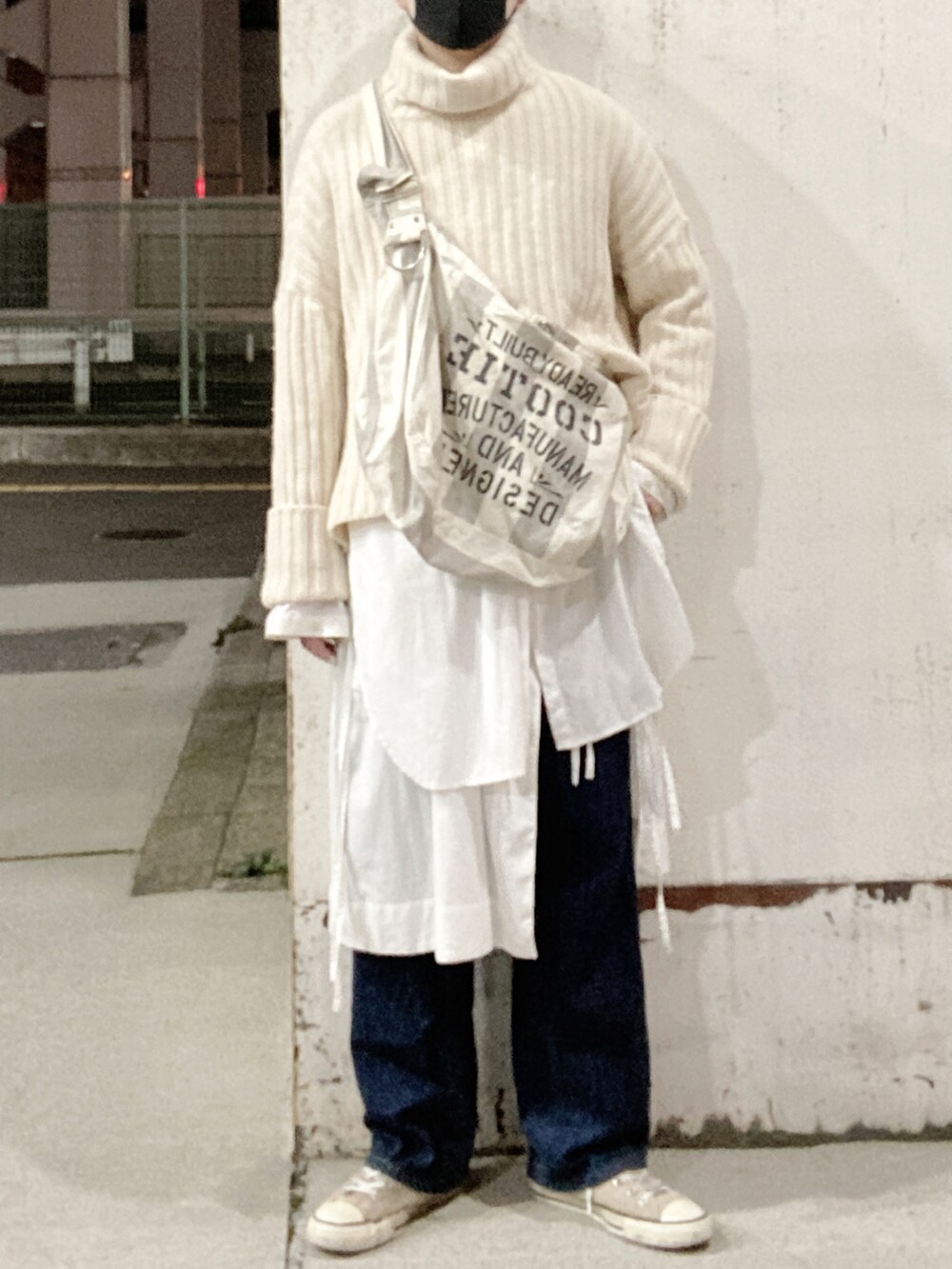 ブルー系のデニムパンツ、ホワイト系のニット/セーター、ホワイト系のシャツ/ブラウスを着用したメンズの冬コーディネートの2枚目の写真