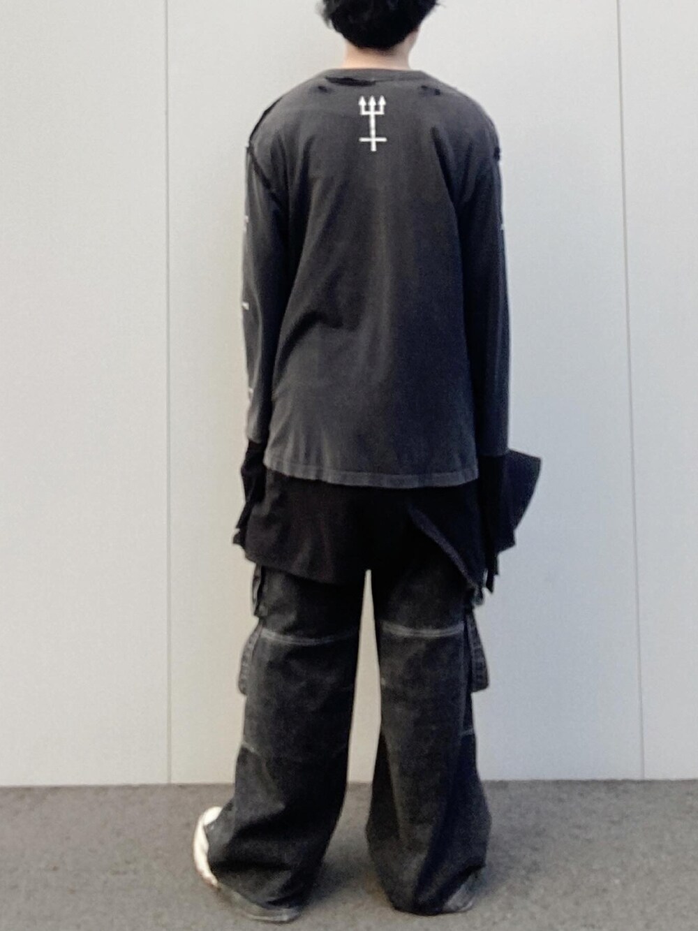 グレー系のTシャツ/カットソー、ブラック系のカーゴパンツ、ブラック系のスニーカーを着用したメンズの冬コーディネートの3枚目の写真