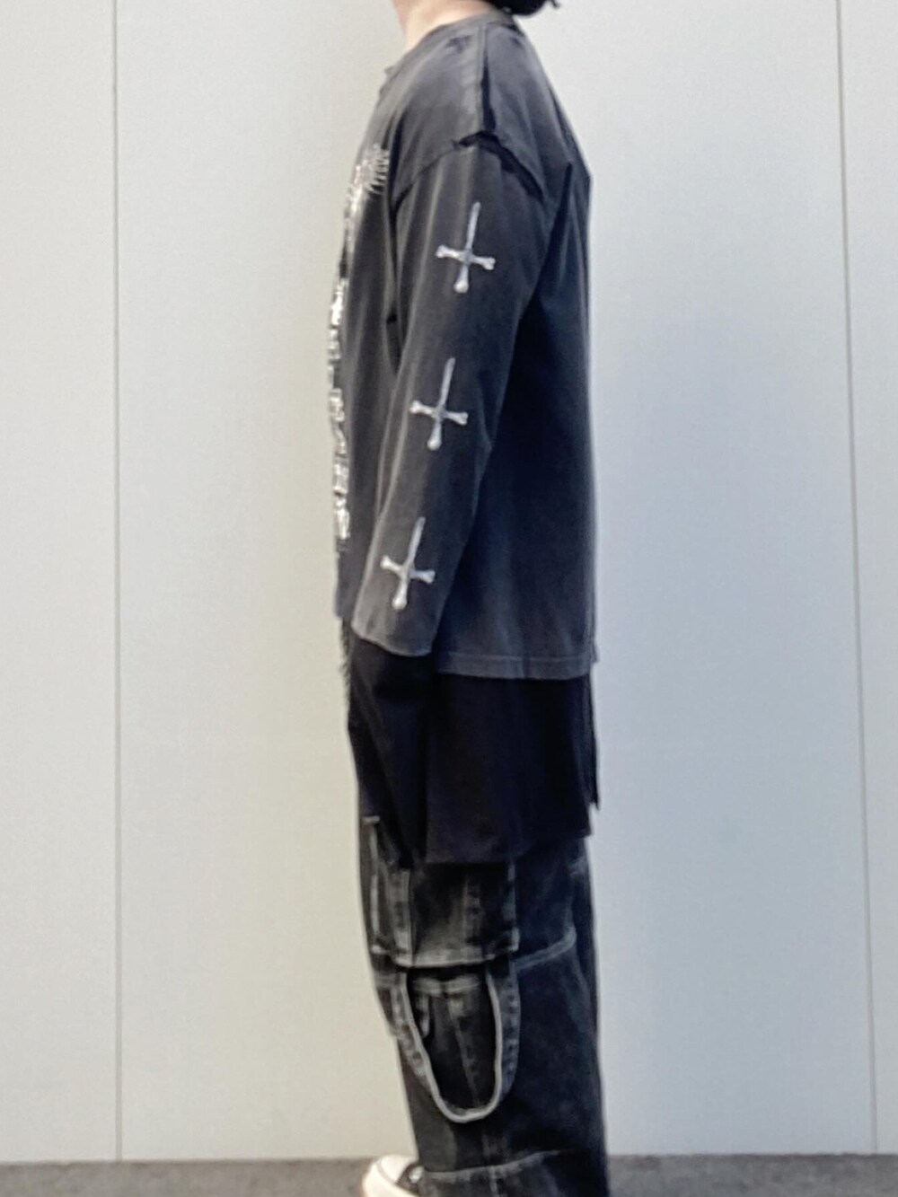 グレー系のTシャツ/カットソー、ブラック系のカーゴパンツ、ブラック系のスニーカーを着用したメンズの冬コーディネートの2枚目の写真