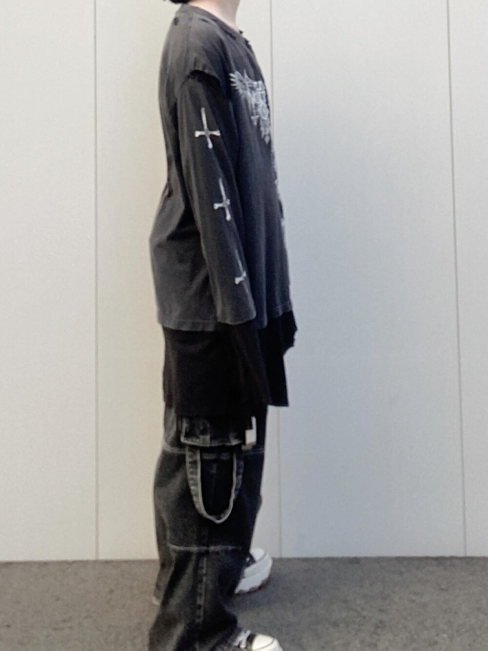 グレー系のTシャツ/カットソー、ブラック系のカーゴパンツ、ブラック系のスニーカーを着用したメンズの冬コーディネートの4枚目の写真