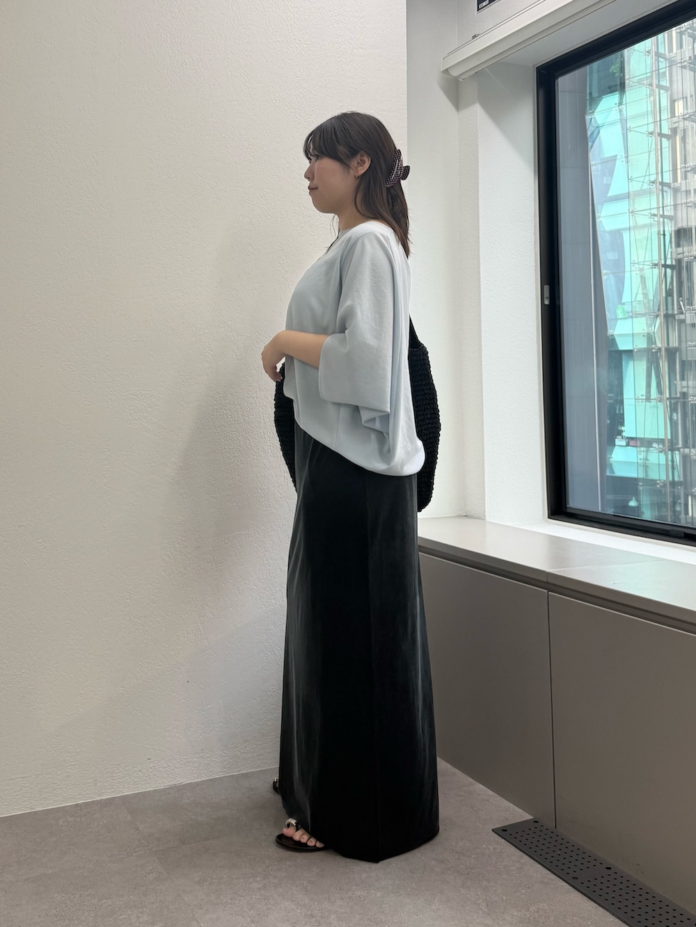 ブラック系のその他シューズ、ブラック系のスカート、ブルー系のシャツ/ブラウスを着用したレディースの夏コーディネートの2枚目の写真