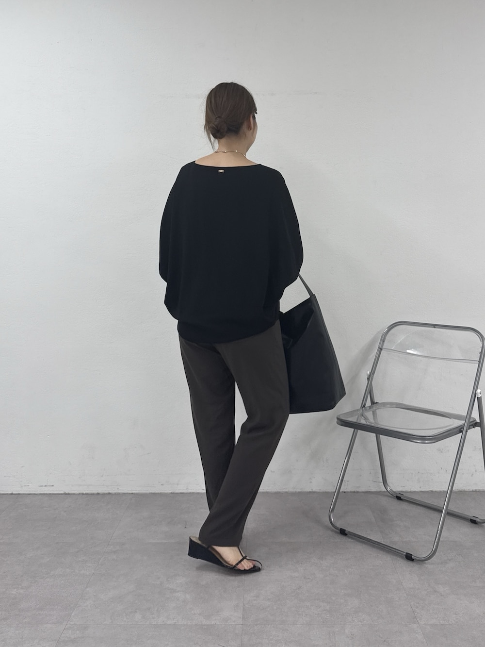 ブラウン系のその他パンツ、ブラック系のシャツ/ブラウス、シルバー系のネックレスを着用したレディースの春コーディネートの3枚目の写真