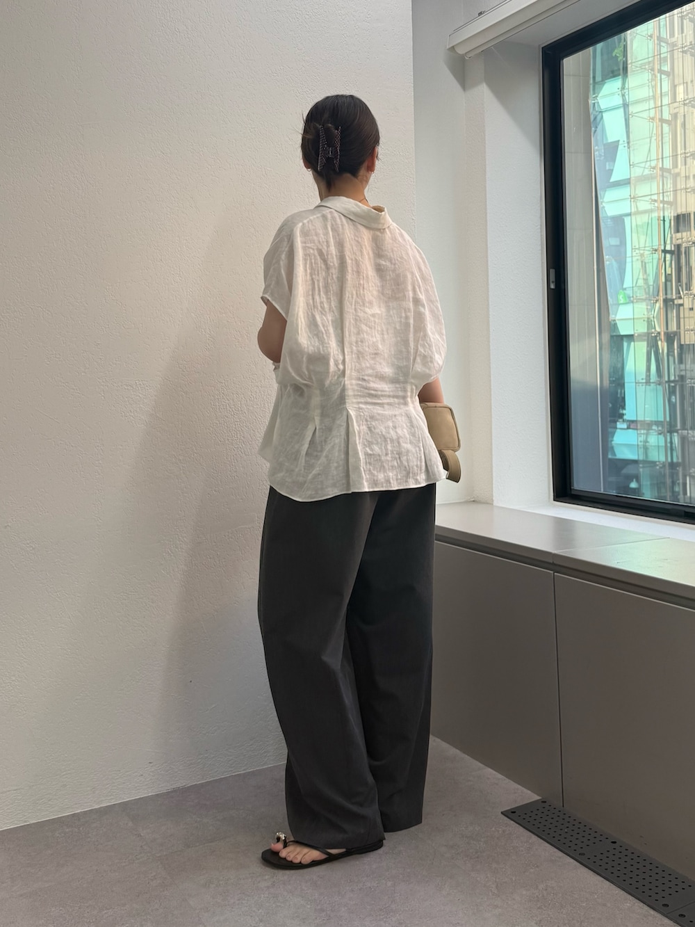 グレー系のその他パンツ、ベージュ系のショルダーバッグ、ブラック系のその他シューズを着用したレディースの夏コーディネートの2枚目の写真