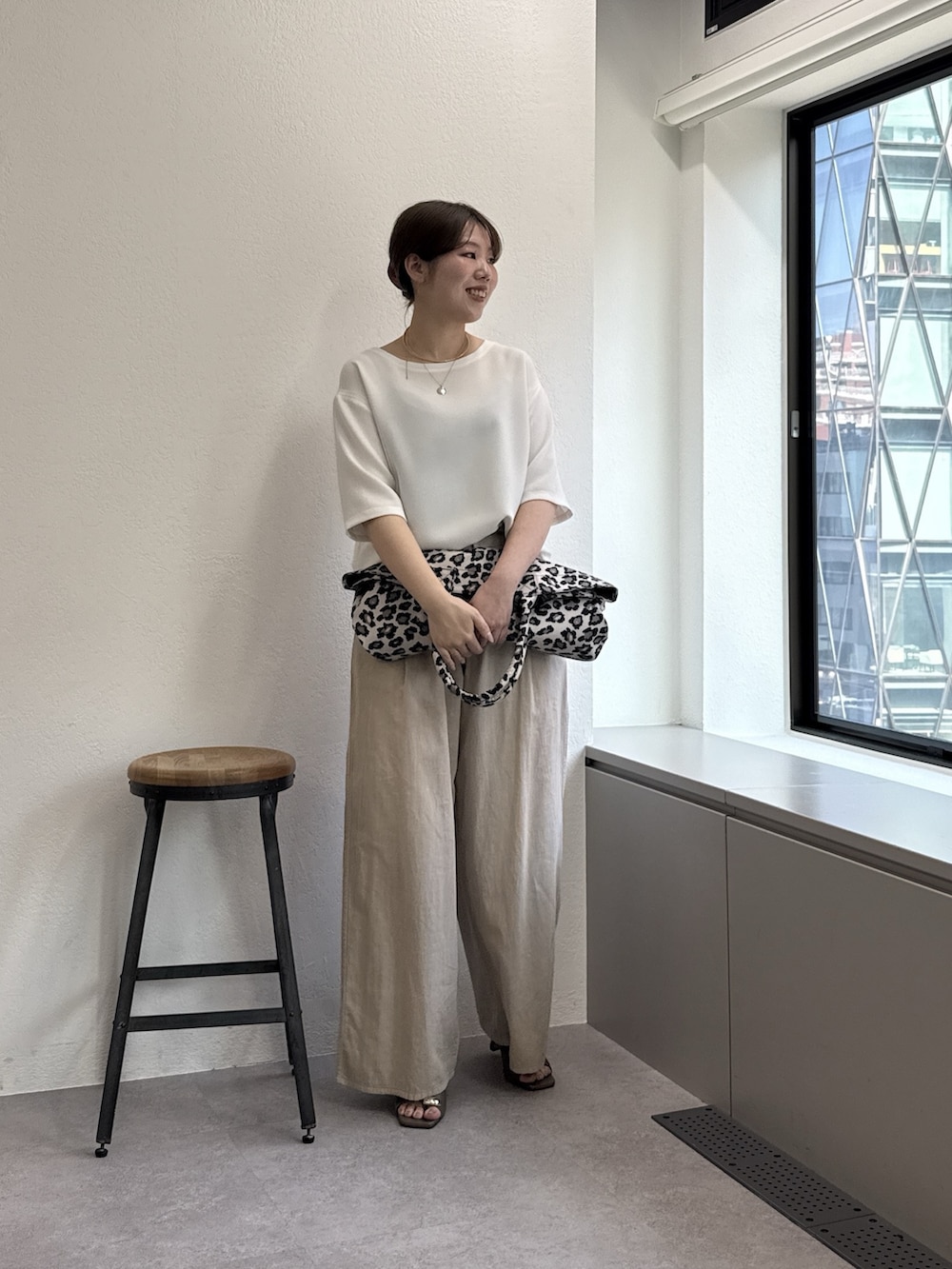 ベージュ系のその他パンツ、ブラック系のトートバッグ、ブラウン系のサンダルを着用したレディースの春コーディネートの3枚目の写真