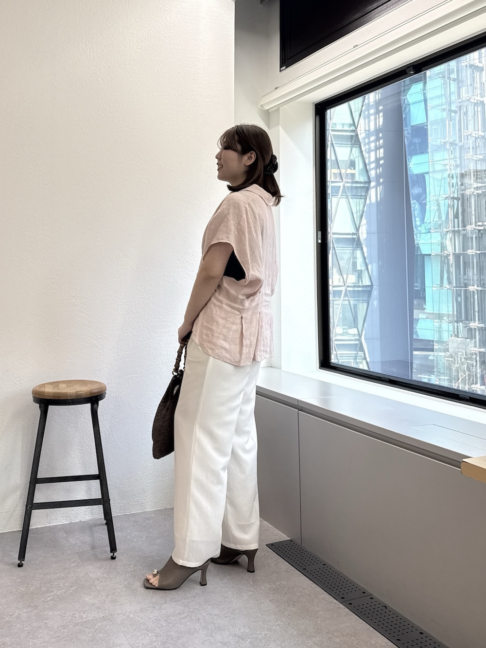 ピンク系のシャツ/ブラウス、ホワイト系のその他パンツ、ブラウン系のサンダルを着用したレディースの春コーディネートの2枚目の写真