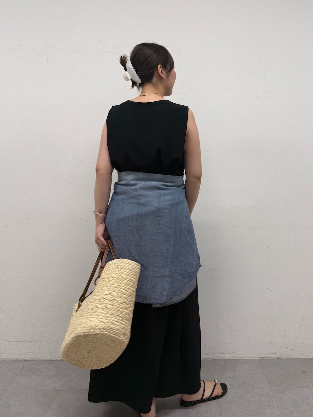 ブラック系のワンピース、ブルー系のシャツ/ブラウス、ベージュ系のトートバッグを着用したレディースの夏コーディネートの3枚目の写真