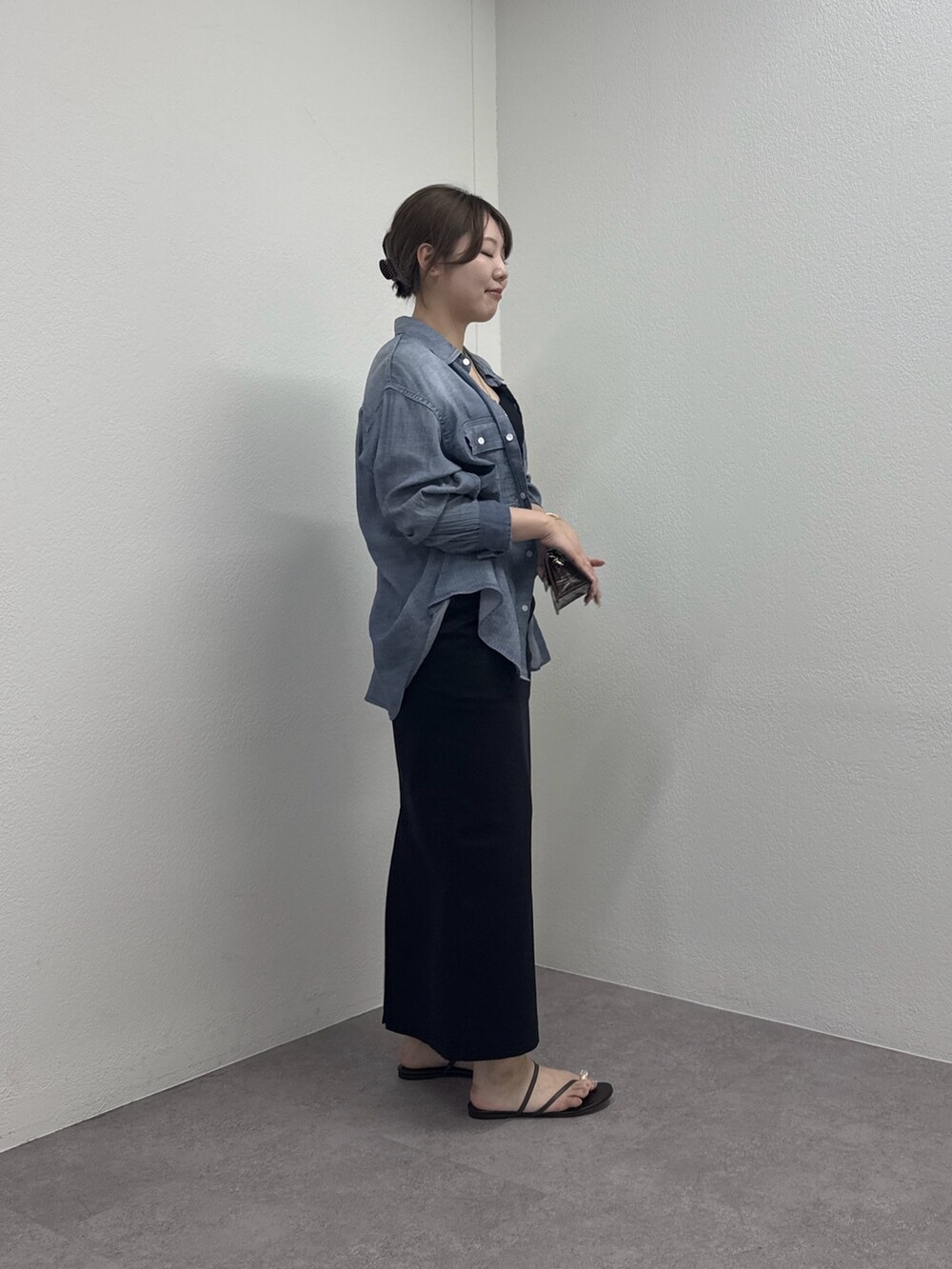 ブラック系のスカート、ブラック系のその他シューズ、ブルー系のシャツ/ブラウスを着用したレディースの春コーディネートの2枚目の写真