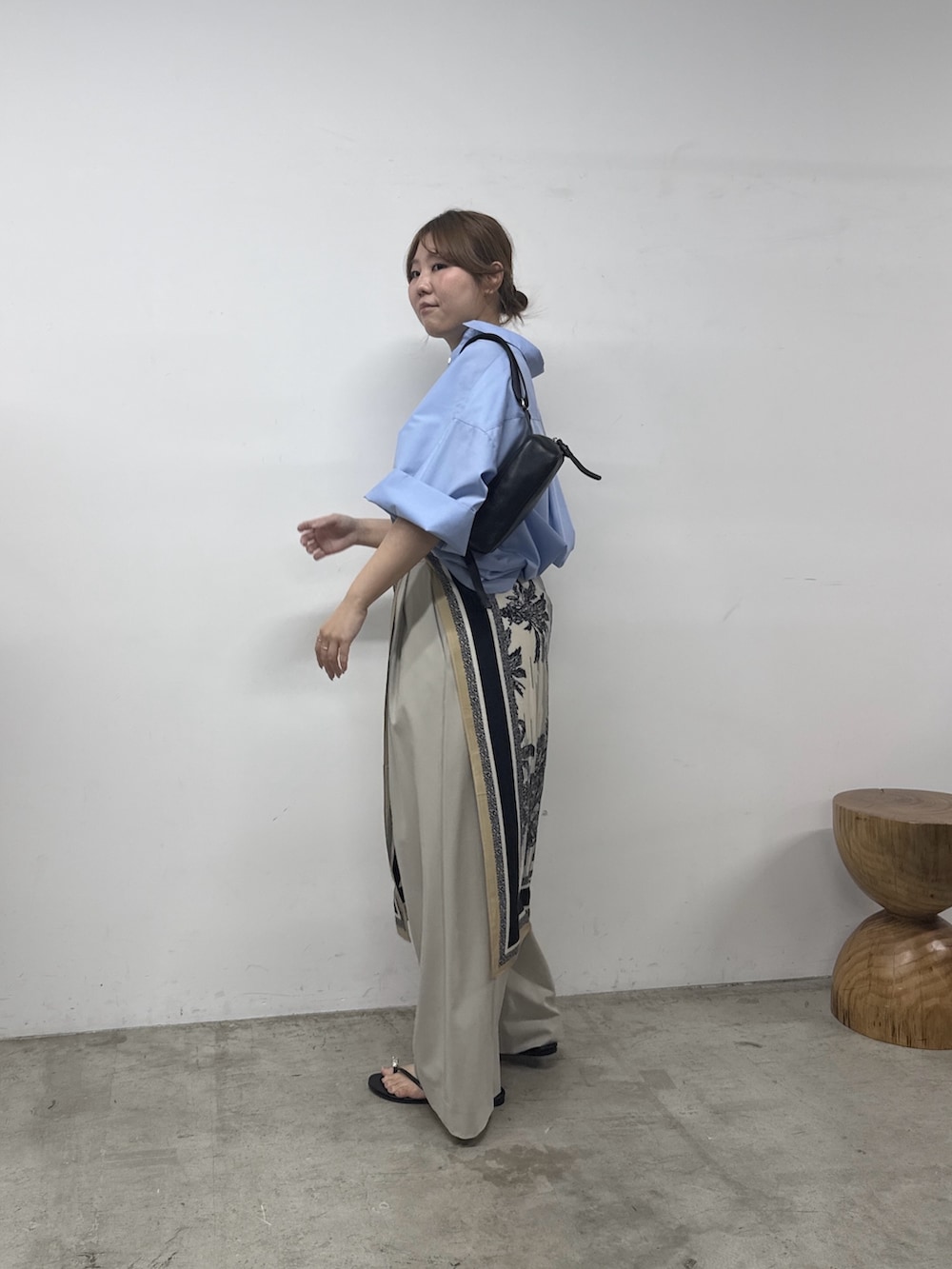 グレー系のその他パンツ、ブラック系のショルダーバッグ、ブルー系のシャツ/ブラウスを着用したレディースの春コーディネートの2枚目の写真