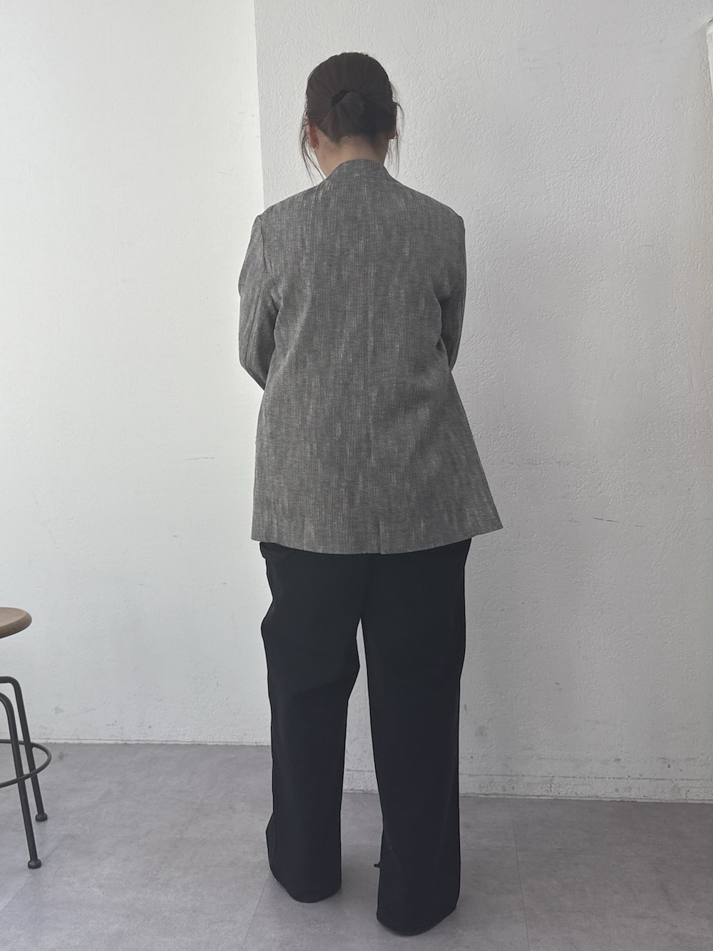 ブラック系のサロペット/オーバーオール、ブラック系のパンプス、ブラック系のその他アウターを着用したレディースの冬コーディネートの3枚目の写真