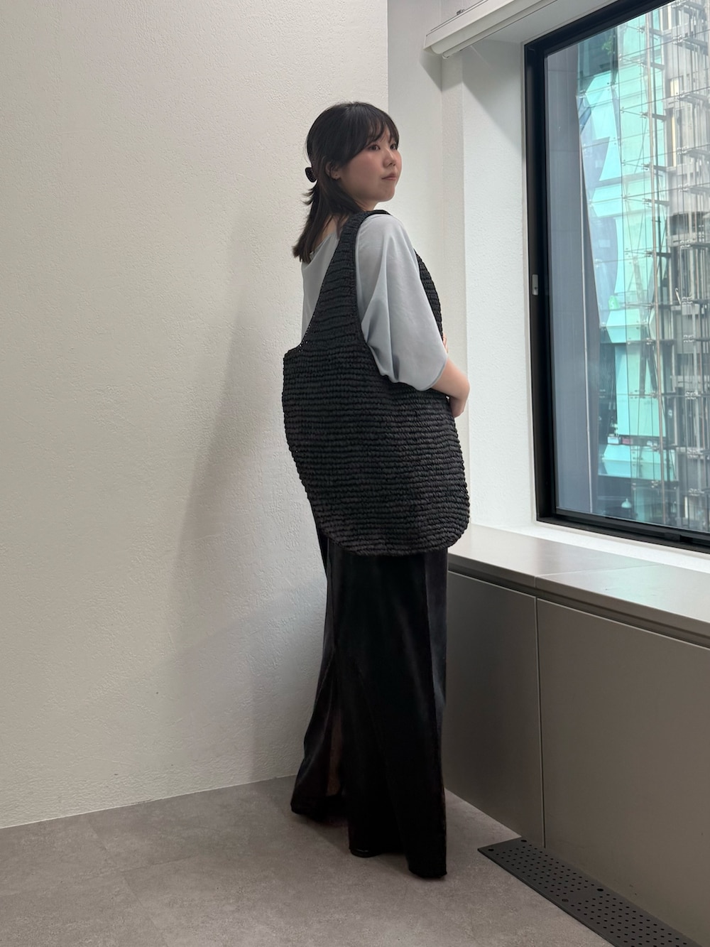 ブラック系のその他シューズ、ブラック系のスカート、ブルー系のシャツ/ブラウスを着用したレディースの夏コーディネートの3枚目の写真