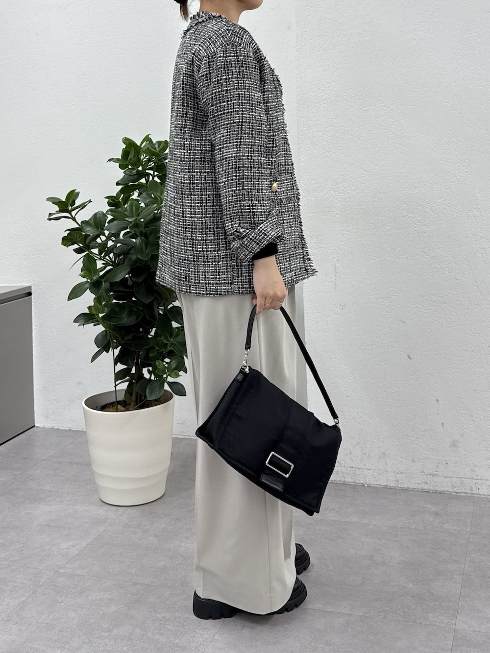 ブラック系のその他アウター、グレー系のその他パンツ、ブラック系のローファーを着用したレディースの冬コーディネートの2枚目の写真