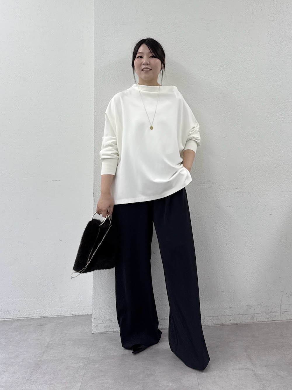 ブラック系のその他パンツ、ブラック系のその他シューズ、ホワイト系のTシャツ/カットソーを着用したレディースの秋コーディネートの4枚目の写真