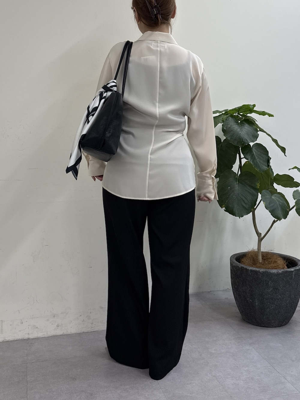 ブラック系のその他パンツ、ブラック系のスリッポン、ホワイト系のシャツ/ブラウスを着用したレディースの冬コーディネートの3枚目の写真